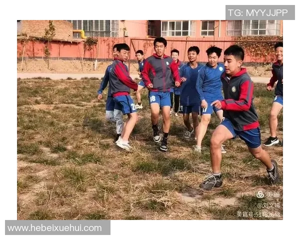 士兵在球场上的拼搏与团结:足球如何塑造军人的精神与团队意识 士兵在球场上的拼搏与团结:足球如何塑造军人的精神与团队意识